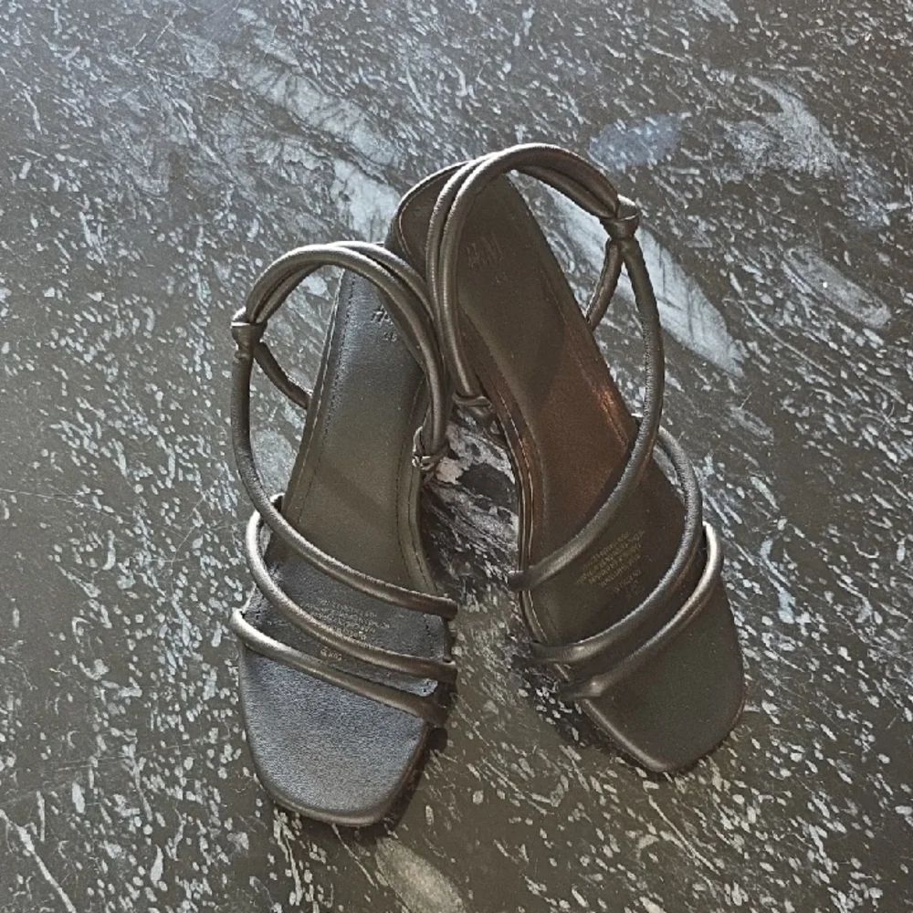 H&MāELEGANT MULTI STRAPPY LOW HEEL SANDAL